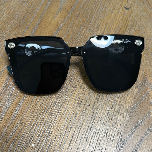 Gucci Elegant Black Square Sunglasses - Picture 1 of 6